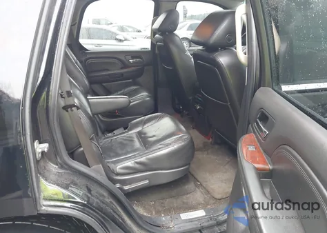 2008 Cadillac Escalade Standard z USA, uszkodzony, nr VIN 1GYEC638X8R168070